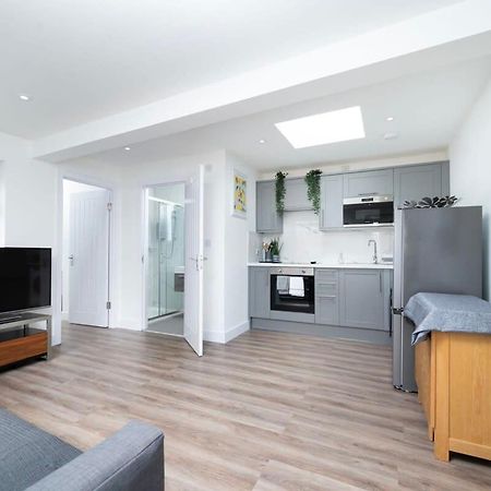 Cozy Single Level Flat With Parking Lägenhet Enfield Exteriör bild