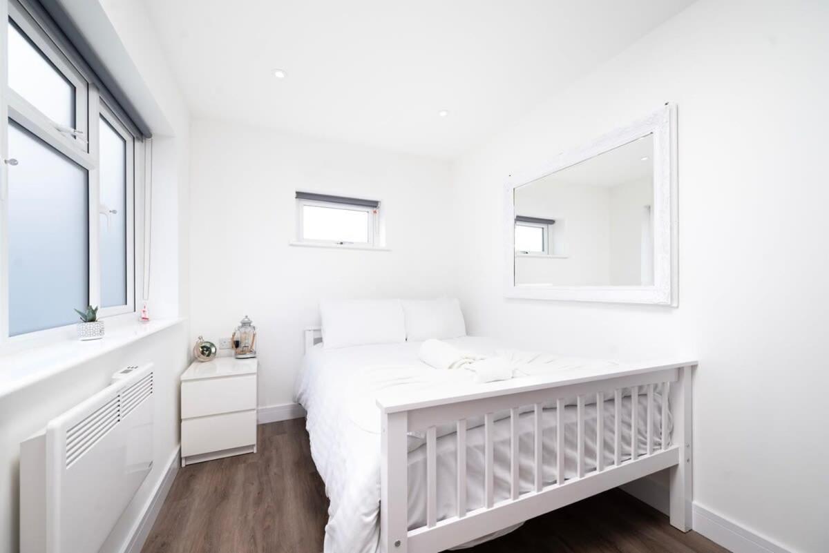 Cozy Single Level Flat With Parking Lägenhet Enfield Exteriör bild