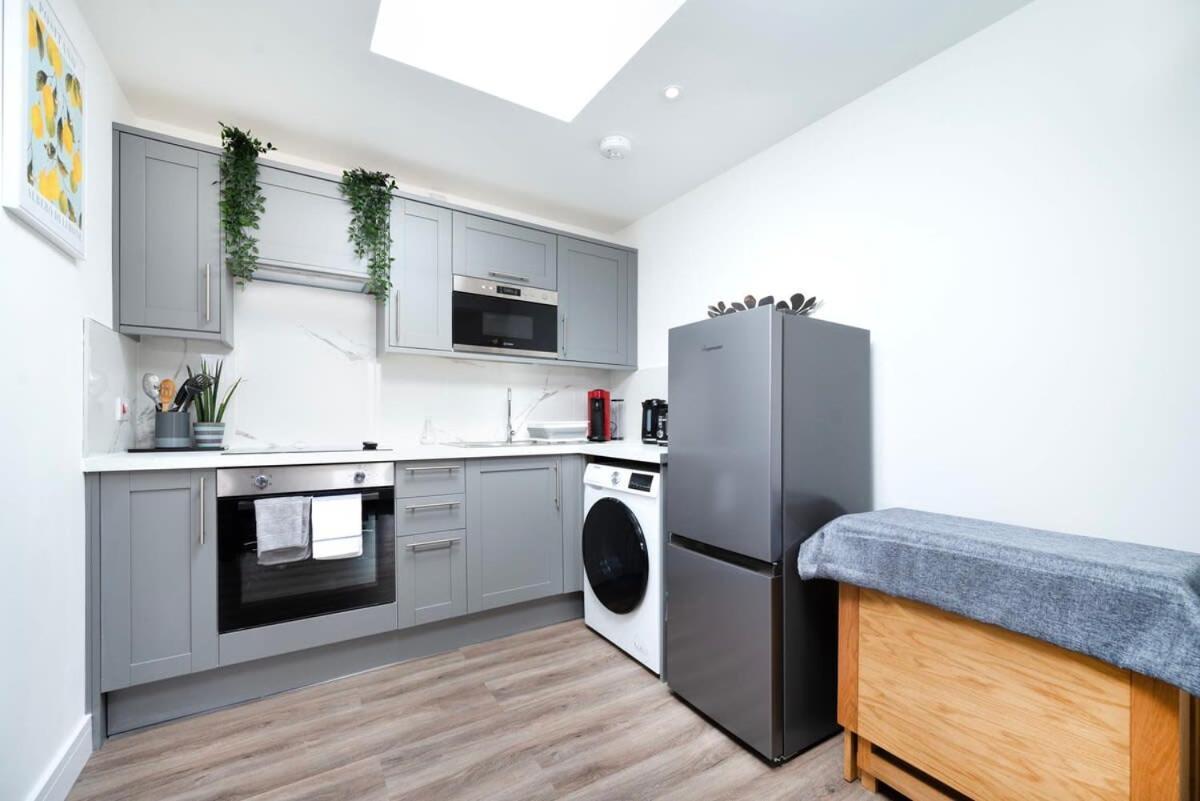 Cozy Single Level Flat With Parking Lägenhet Enfield Exteriör bild