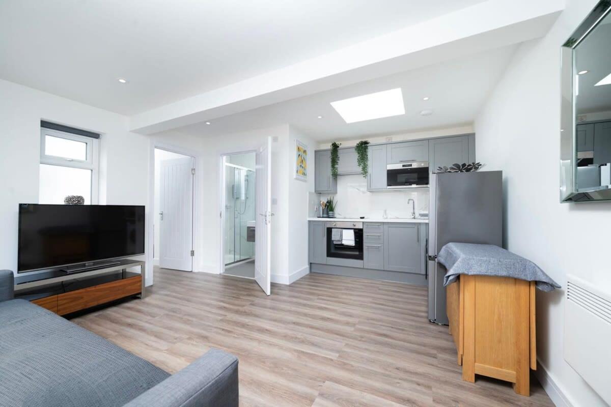 Cozy Single Level Flat With Parking Lägenhet Enfield Exteriör bild
