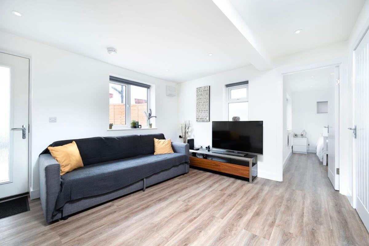 Cozy Single Level Flat With Parking Lägenhet Enfield Exteriör bild