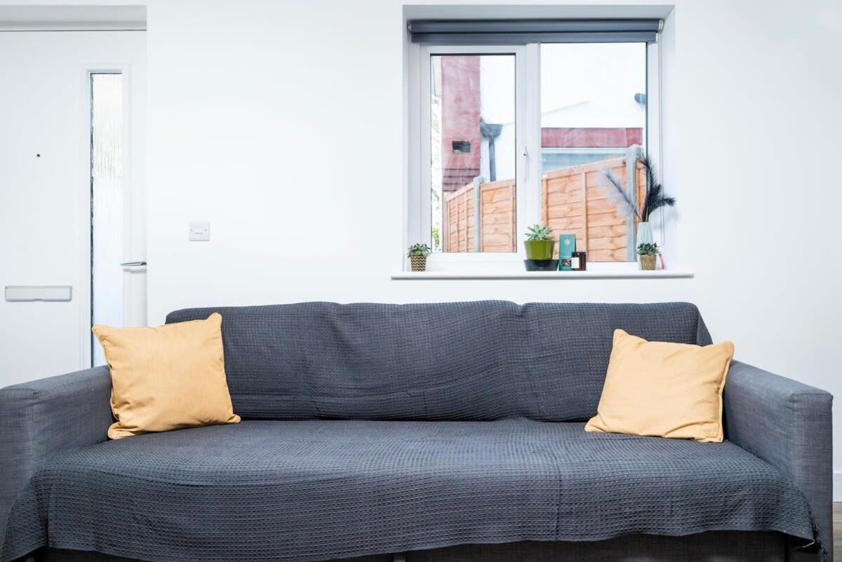 Cozy Single Level Flat With Parking Lägenhet Enfield Exteriör bild
